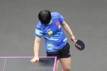 开云下载-乒乓球(qiú)比赛運(yùn)动员为什么要摸球(qiú)台，乒乓球(qiú)運(yùn)动员的“摸桌(zhuō)”玄学：汗水背后的科学博弈与规则挑战
