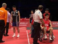 开云体育在线-突发！羽(yǔ)聯(lián)总决賽(sài)李诗沣乘胜追击意外受伤，坐輪(lún)椅離(lí)场中断比(bǐ)賽(sài)！