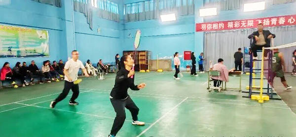 开云体育APP下载-恭喜什(shén)邡特教(jiào)羽毛球队在2025年什(shén)邡市教(jiào)职工羽毛球比賽(sài)中(zhōng)载誉而归
