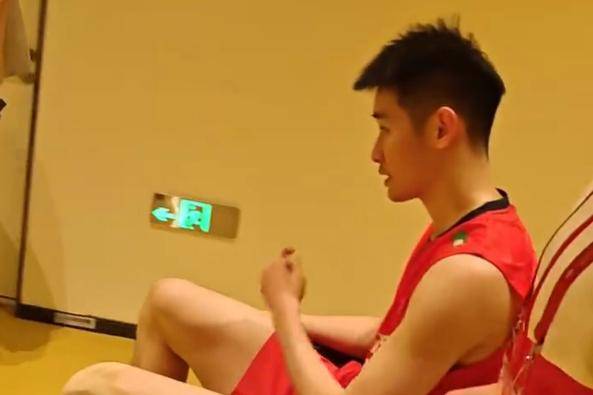 开云体育在线-突发！羽(yǔ)聯(lián)总决賽(sài)李诗沣乘胜追击意外受伤，坐輪(lún)椅離(lí)场中断比(bǐ)賽(sài)！