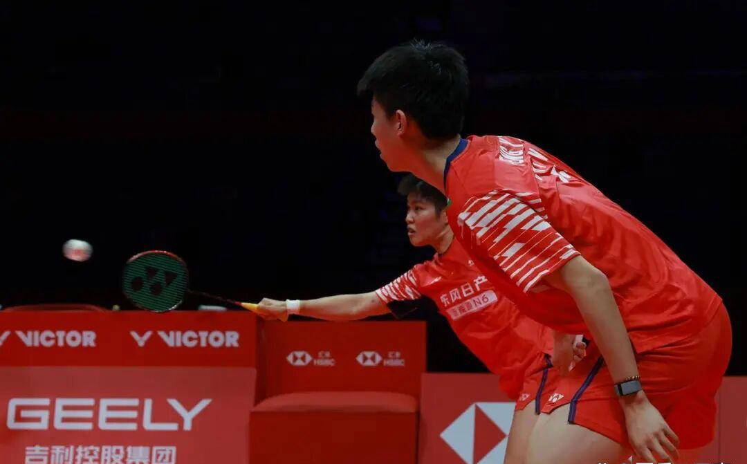 开云下载-羽毛球总决赛：国羽黄东萍冯彦哲三(sān)连胜击败世界排名第四(sì)晋级四(sì)强