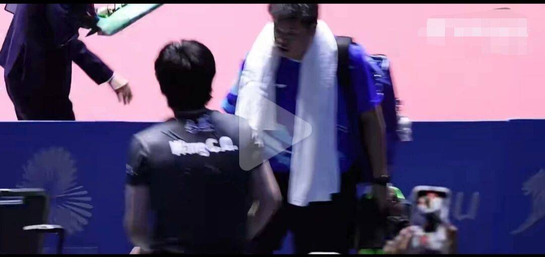 开云体育在线-侯英超被王(wáng)楚欽(qīn)橫(héng)掃(sǎo)后，主動(dòng)找王(wáng)楚欽(qīn)复盘，告知王(wáng)楚欽(qīn)比(bǐ)賽(sài)的不足