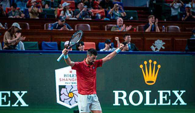 kaiyun-德約(yuē)科維(wéi)奇稳定朝(cháo)第5座大师赛冠军迈进，辛纳因傷(shāng)退出比赛，德約(yuē)无可匹(pǐ)敌