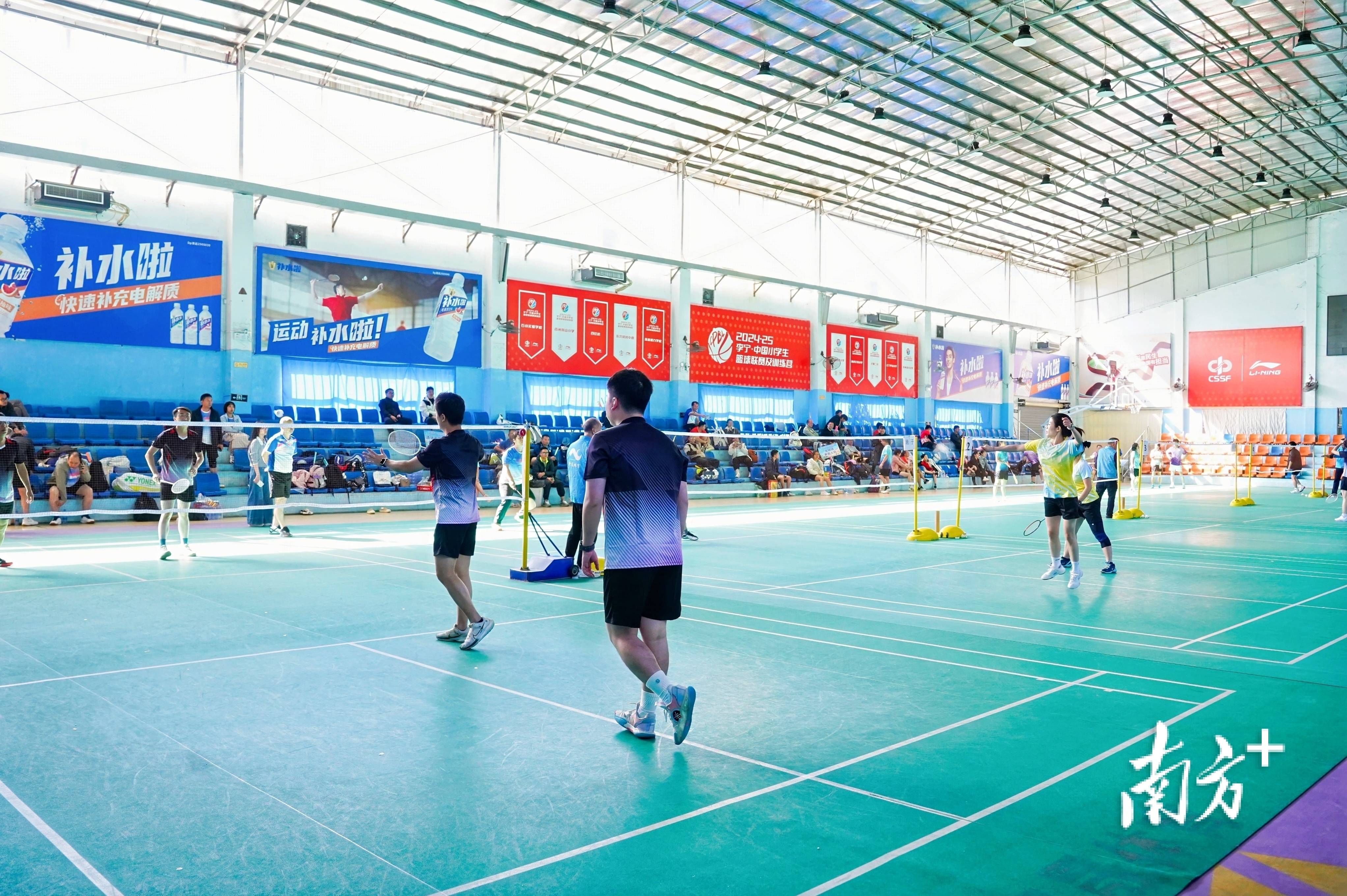 开云-清(qīng)城区龙塘镇举办职工羽毛球混合团体赛