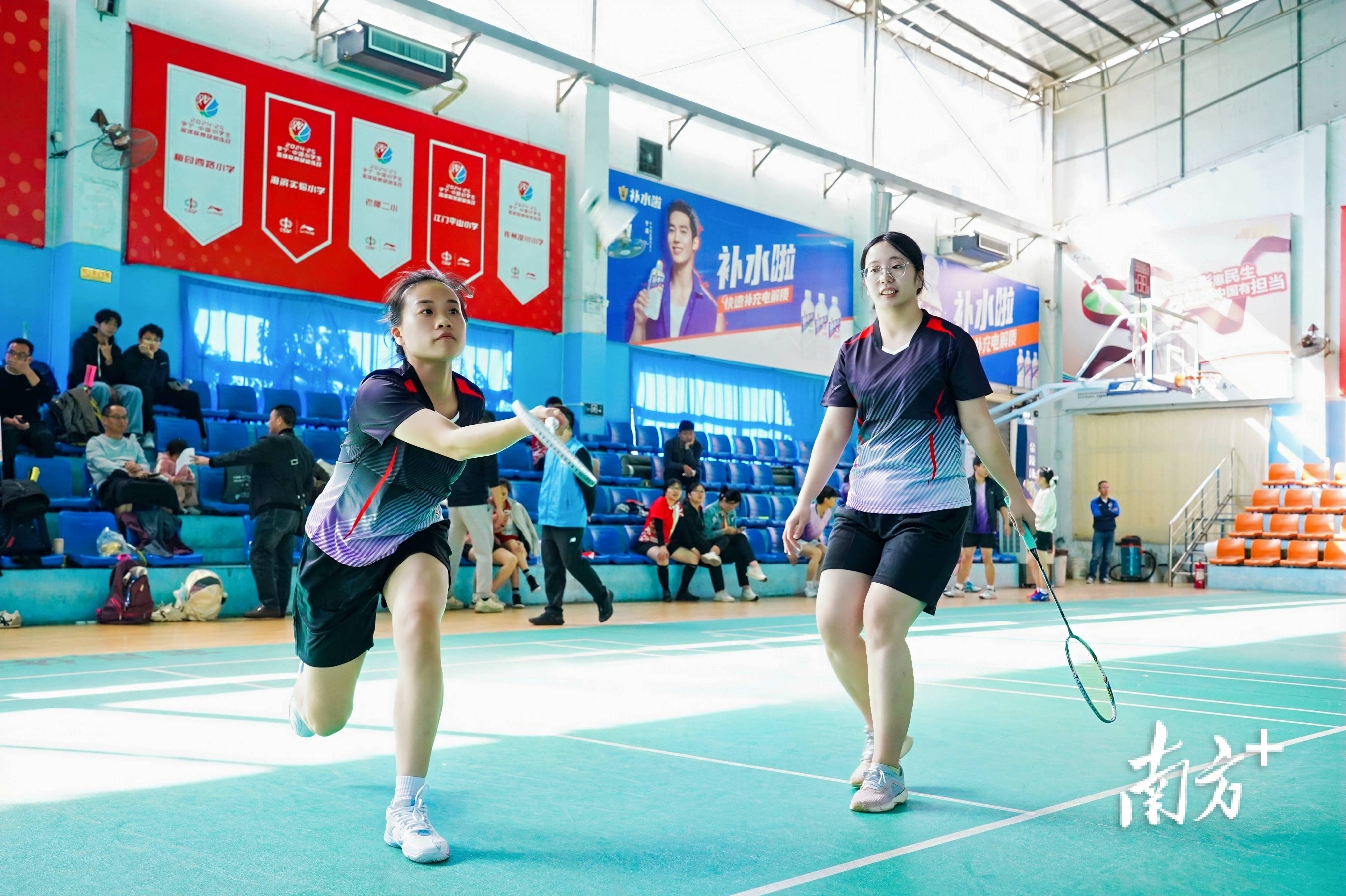 开云-清(qīng)城区龙塘镇举办职工羽毛球混合团体赛